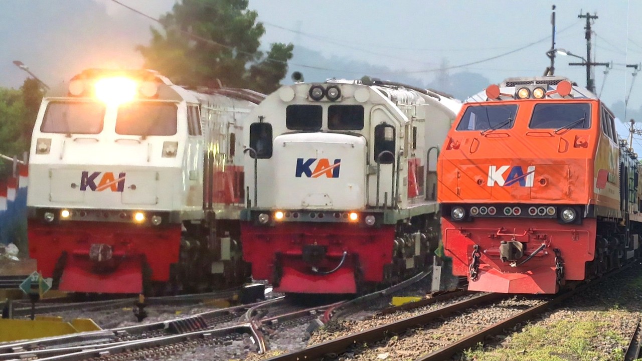 PASUKAN KERETA API SORE PADATI STASIUN TERSIBUK KOTA MALANG !! Ada Lokomotif Livery RnB Merah Biru !