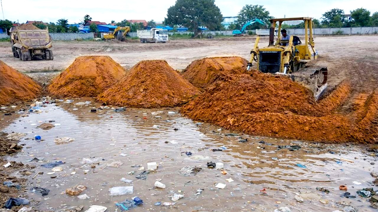 Nicely Huge ! Landfill Delete Pond Complete 100% Actions KOMATSU DOZER D40P Activiti Truck 10 Wheels