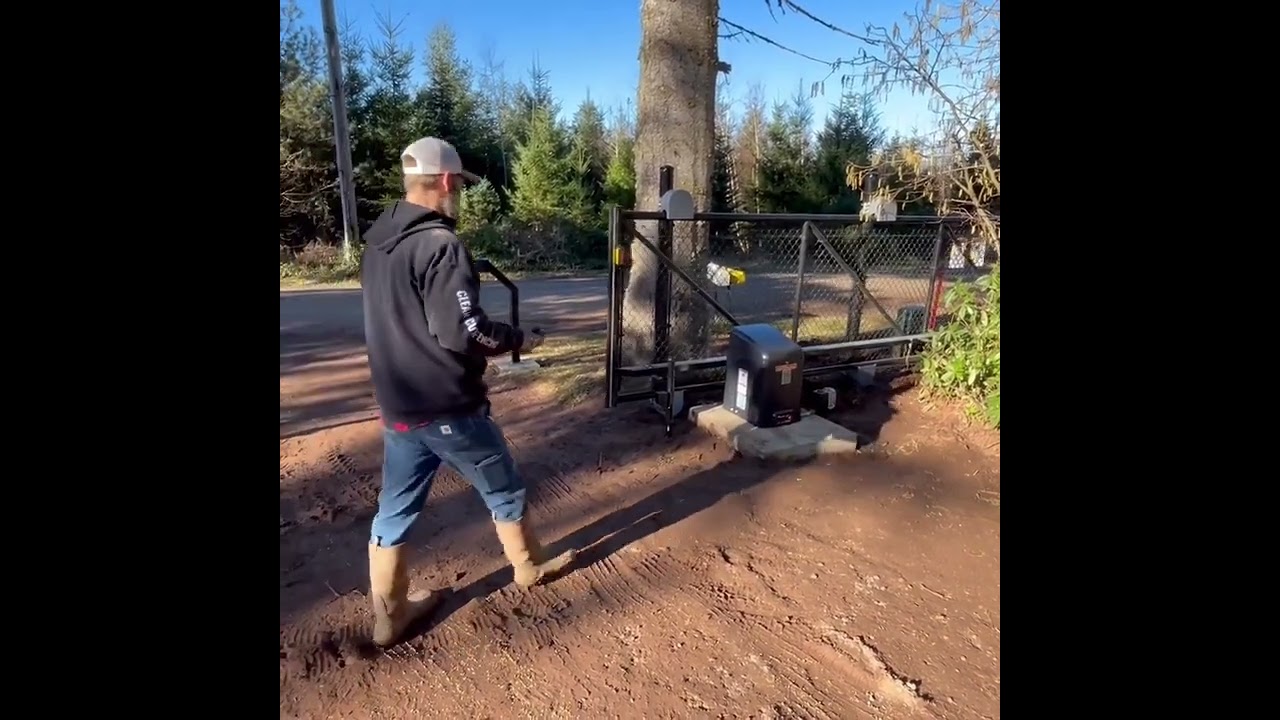 Lift Master Automatic gate operator and chain link install Clean Cut Fencing Molalla, OR