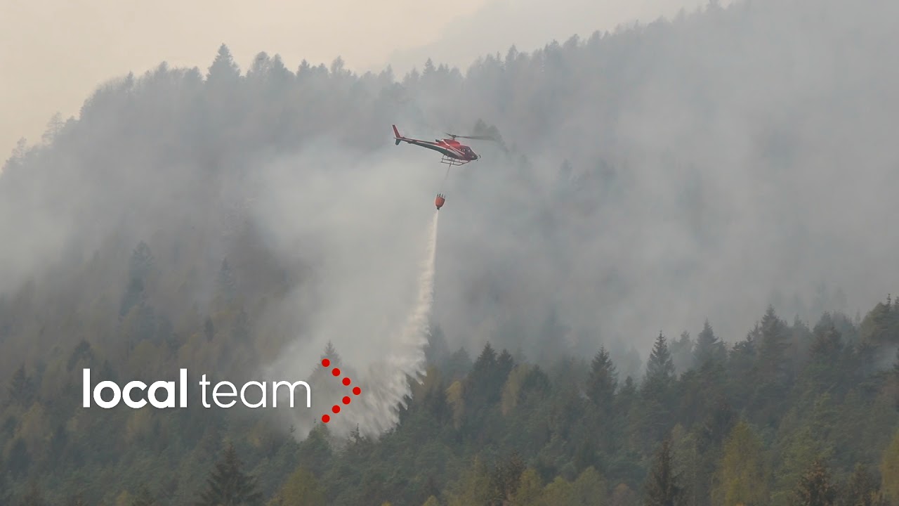 Elicotteri e canadair al lavoro per contrastare maxi incendio su Dolomiti venete (hdr)