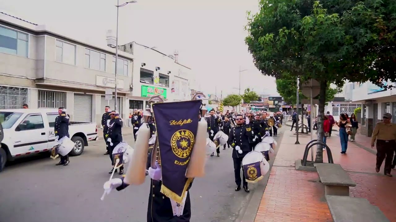 Banda de Exalumnos La Salle Desfilando