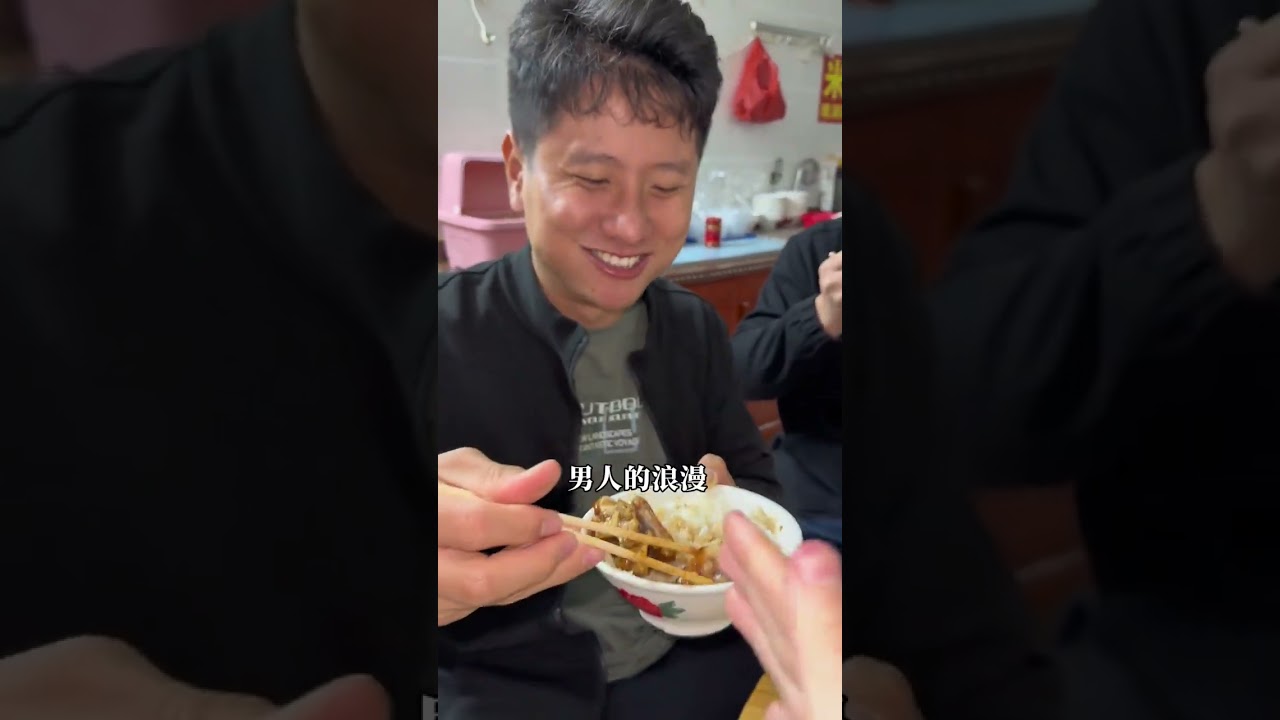 今天去潮汕隆江吃正宗的猪脚饭，鸡司令心心念念了一路，想起以前在外面打厂工的时候吃猪脚饭吃到怕，在这里看到都流口水，几十年的卤水卤出来的猪脚，色泽超诱人 #广东 #潮汕#猪脚饭 #家庭日常 #小芬旅记