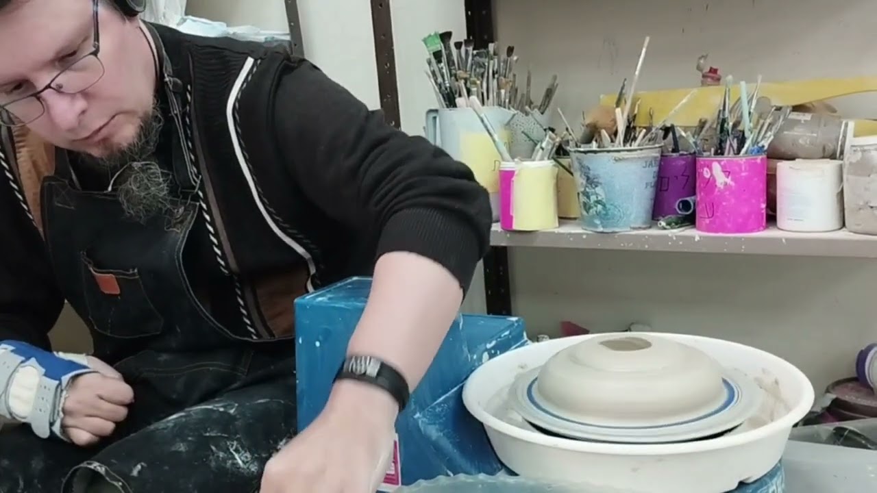 Making pottery with one hand on the wheel Изготовление гончарных изделий одной рукой 23_02_2025