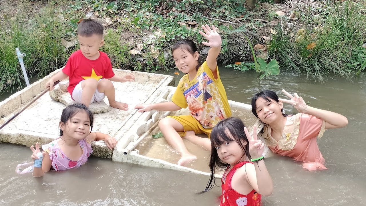 Tắm mương cùng khối nghĩ hè nhà Nhi và Như family nhe các bạn.quá ư là vui.
