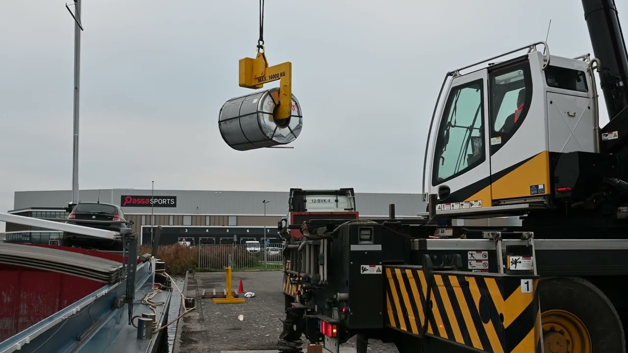 Vrachtwagen laden vanaf de boot