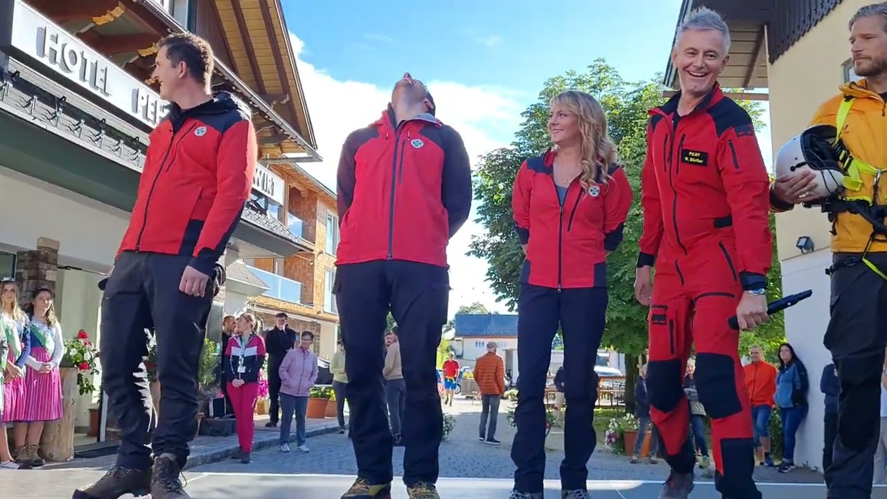 Ferdinand Seebacher & Michael Pascher kommen auf die Bühne  - 10. Bergretter Fanwanderung