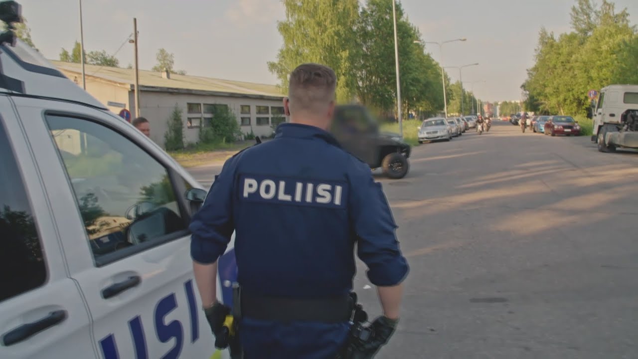 Poliisit - Jonne ajaa poliisia karkuun kilvettömällä hussella