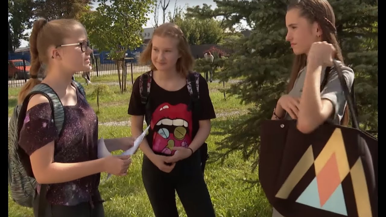 Wredne dziewczyny postanowiły zabawić się kosztem nowej uczennicy [Szkoła odc. 633]