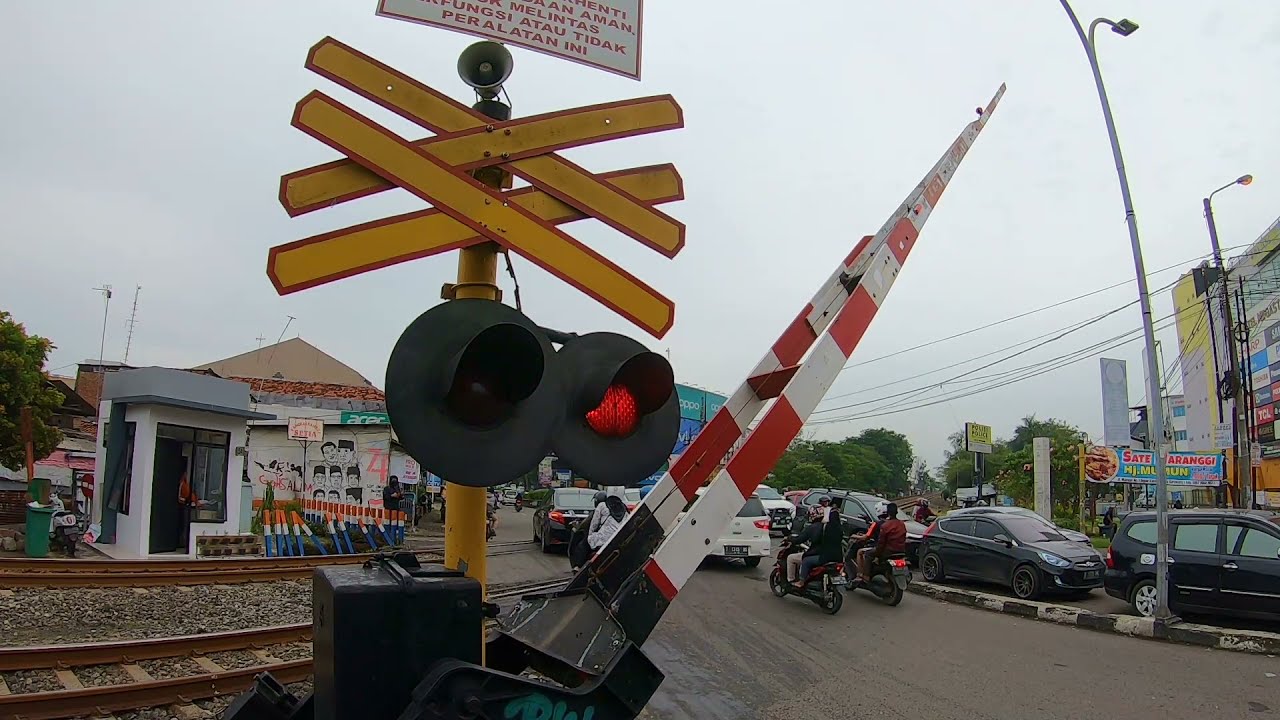 Kereta Api Super Ngebut Diperlintasan JPL 154 Karawang