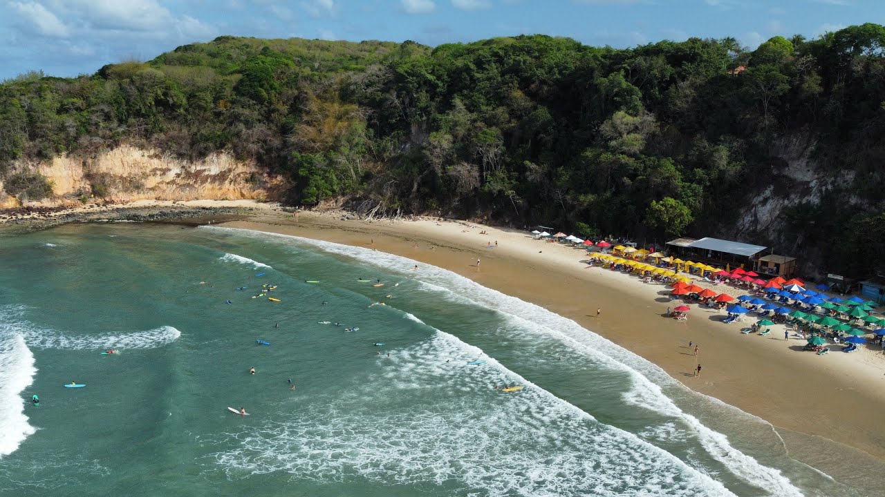 Playa Madeiro vista por dron, Pipa, Brasil, Enero 2025