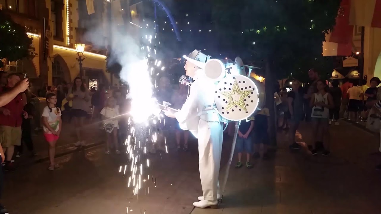 Il joue et chante accompagné de son pigeon au parc d'attractions Europa Park