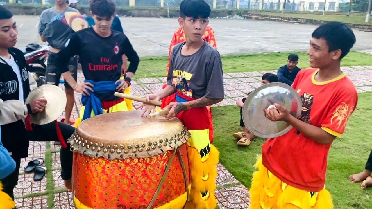 Đội lân Tài Anh Đường tập đánh trống múa lân ông địa siêu bựa - Ku Bo Đẹp Trai