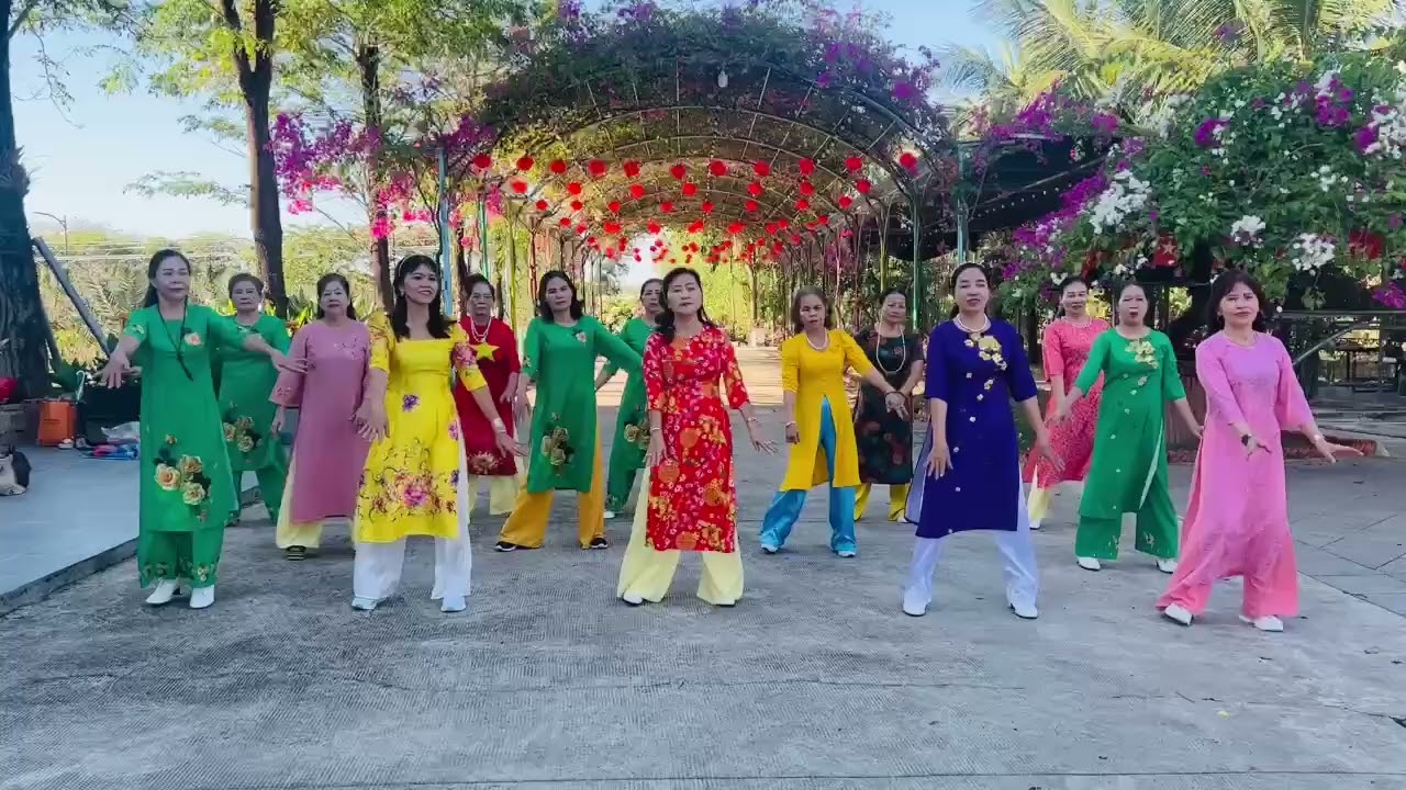 CLB dân vũ nhịp sống vui múa xuân ơi xuân đã về ￼
