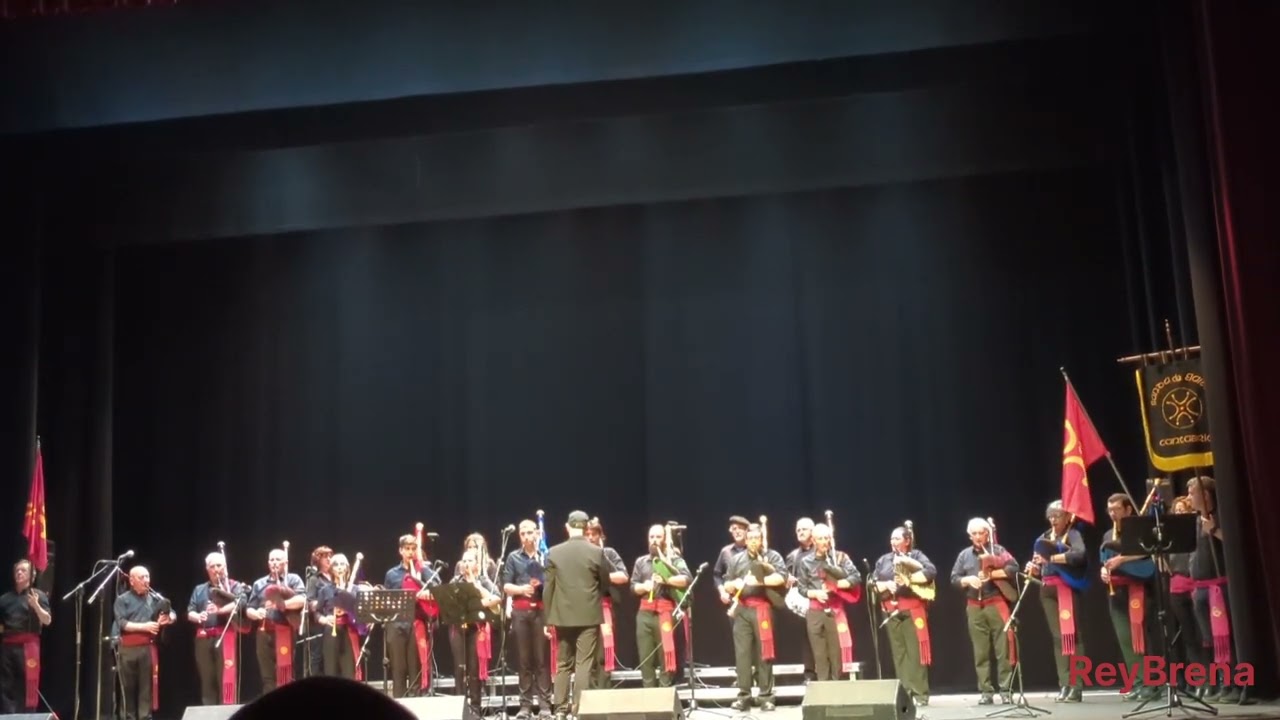 (3-7) Banda de gaitas Cantabria. Homenaje a Chiqui y Roberto Diego.