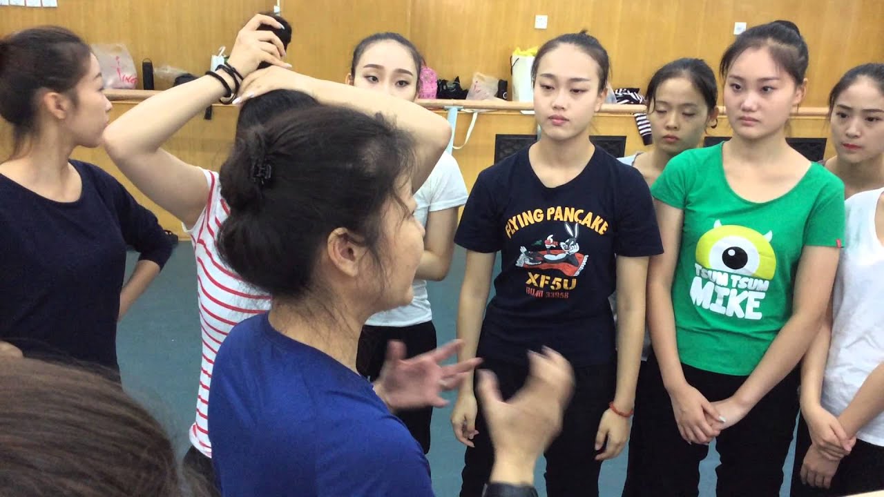 Make a bun without any hairpins or hair ties! Traditional Dai Hairstyle
