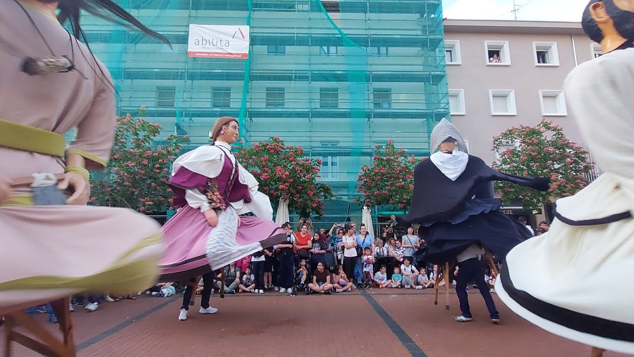 Vals gigantes de la Txantrea.  Txupinazo. Txantreako erraldoien dantza. Jaien lehenengo eguna.