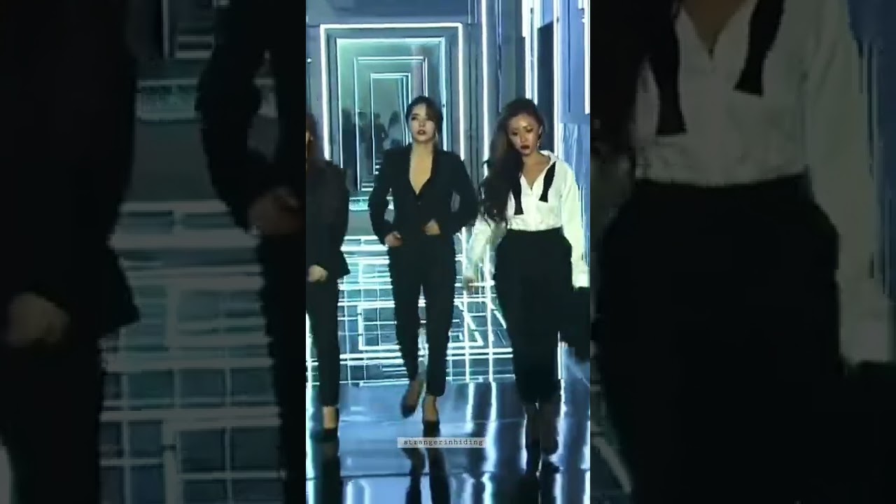mamamoo walk is 😍 #shorts #mamamoo #moonbyul #hwasa #solar #kpop