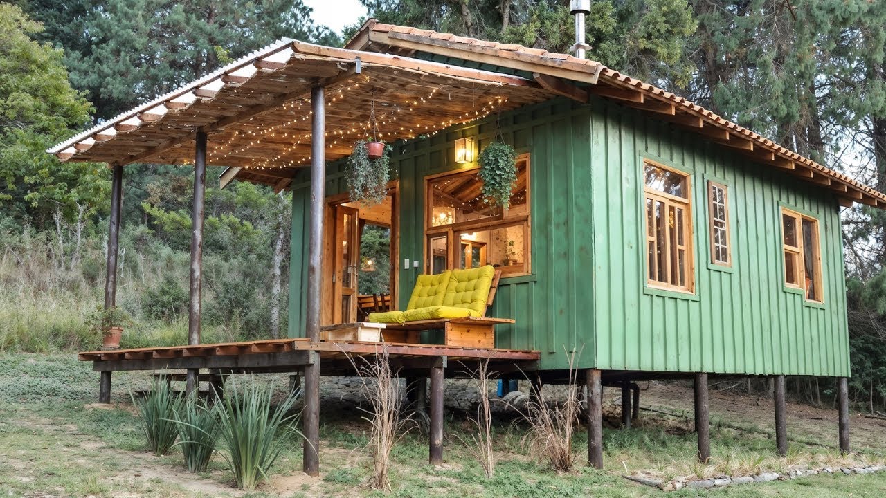 CASA DE MADEIRA PEQUENA sobre PILOTIS