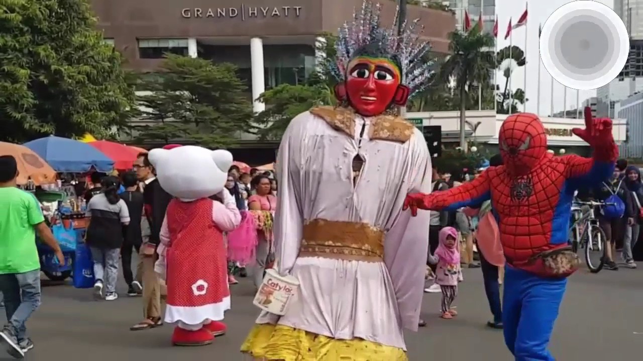 VERY FUNNY !!! Ondel Ondel Betawi dancing with Spiderman