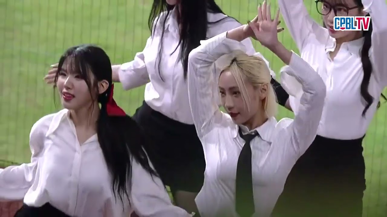 04/18 統一 VS 樂天 局間，樂天啦啦隊樂天女孩Rakuten Girls帶來精彩的中場表演