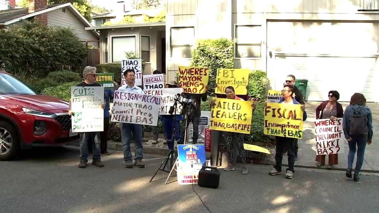 Amid FBI raid and no comments from Oakland mayor, protesters demand her resignation