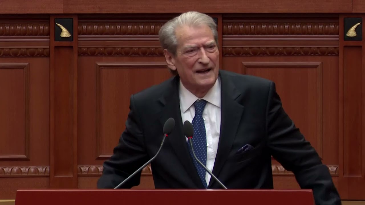 “Kjo i thoshte Skënderbeu, por e ktheu në Skënder-buçi”, Berisha “nuk përmbahet” në Kuvend: U bë...