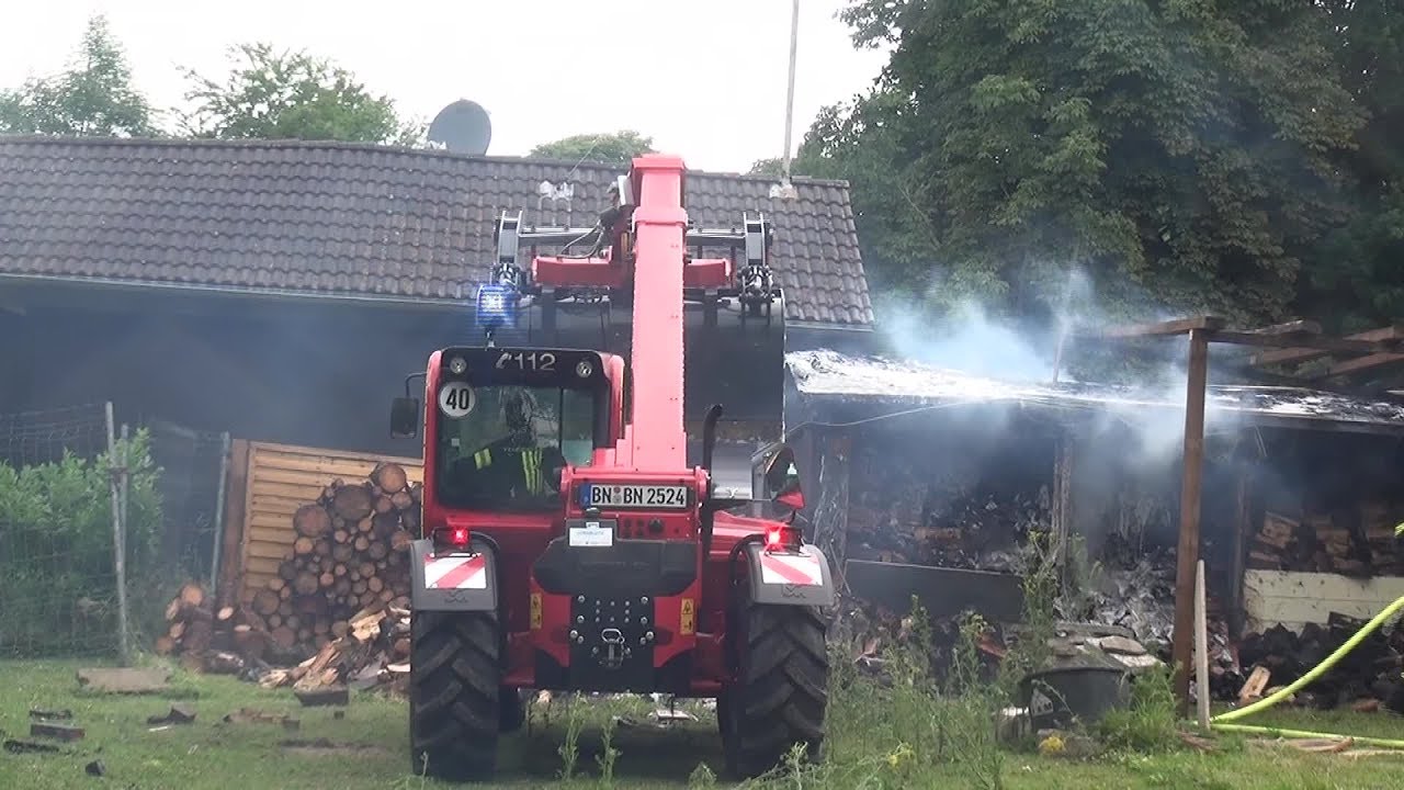Brand eines Holzunterstandes - Neuer Teleskoplader im Einsatz in Bonn-Küdinghoven am 16.06.17