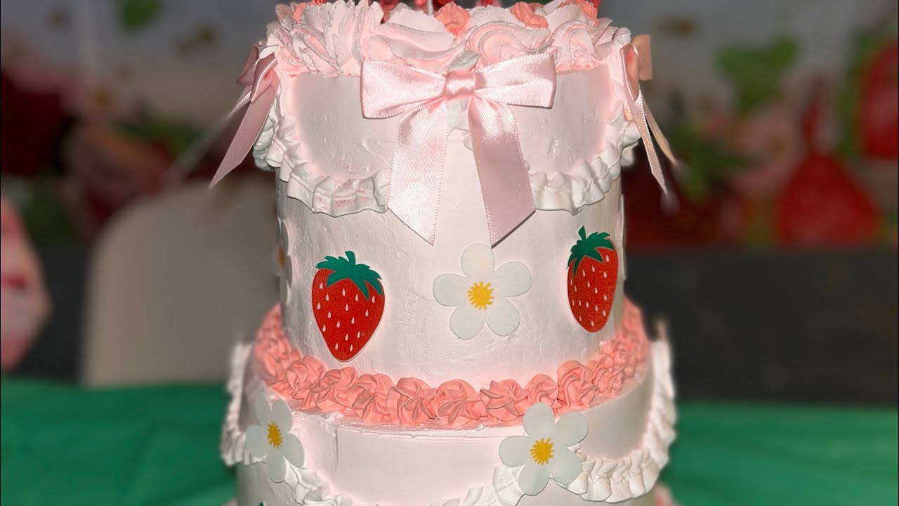 Decorating a two tier cake as a beginner🍓🍰