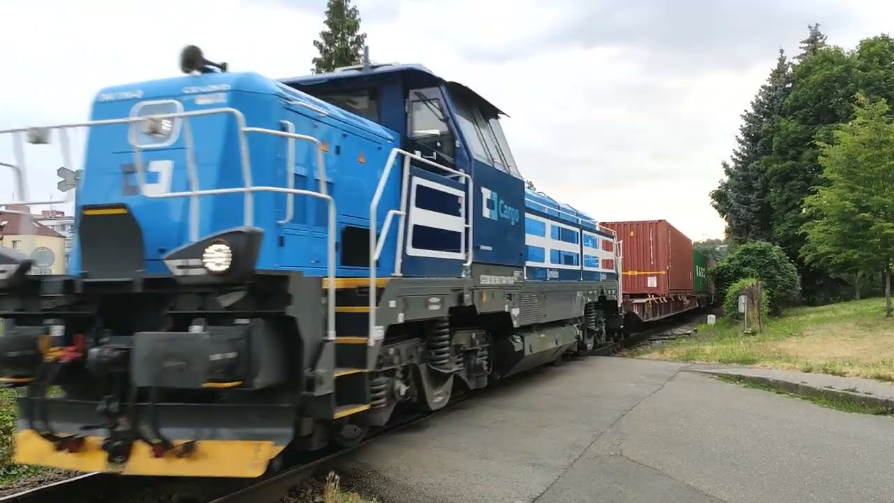 Lokomotiva 744.1 s kontejnerovým vlakem do překladiště Metrans na přejezdu Zlín-Dlouhá 1.7.2023