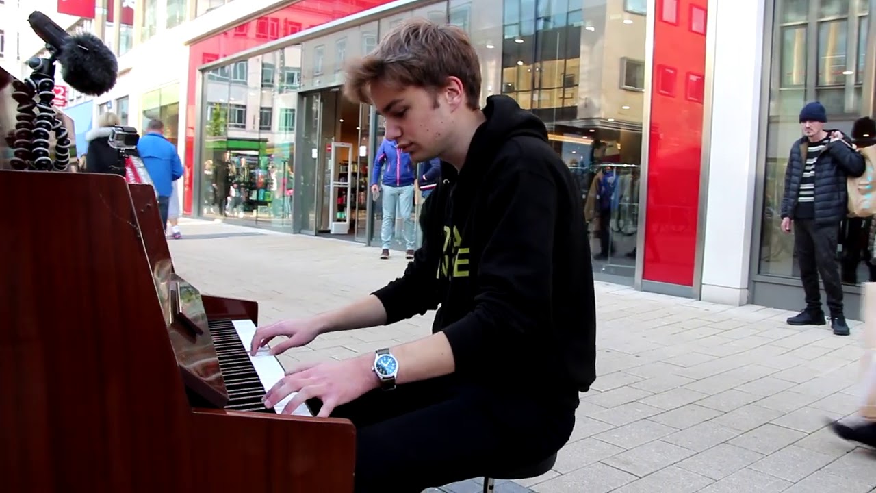 I played RUNNING IN THE 90's on piano in public (Initial D)