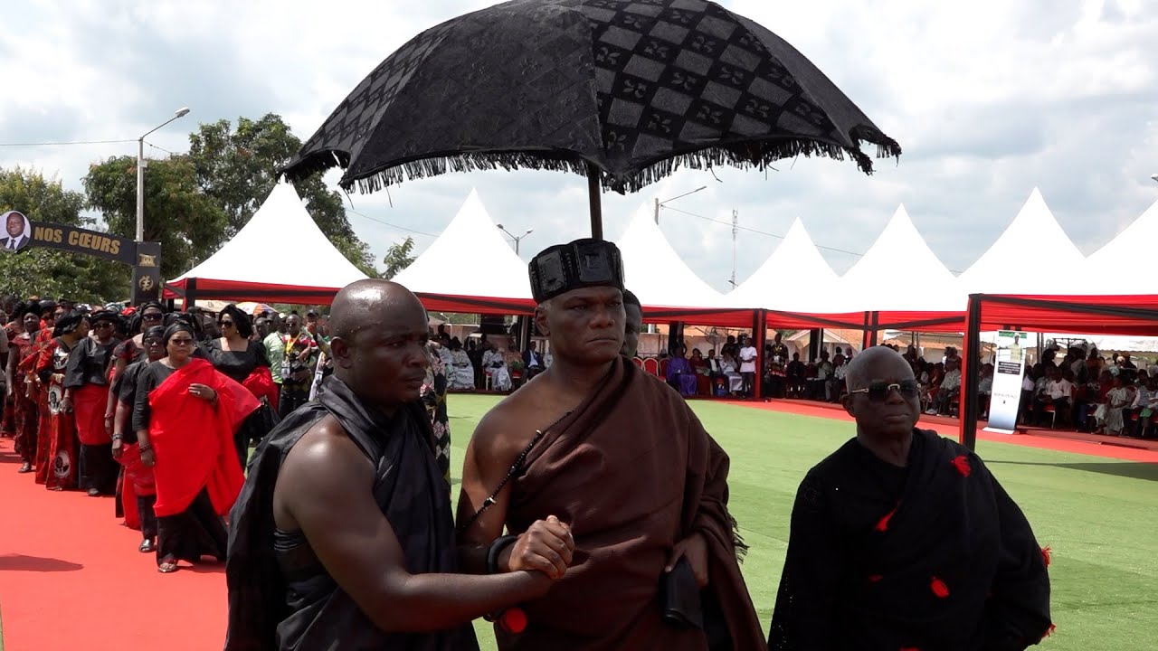 Sa majest&eacute; Nanan &Ocirc;timi Kassi Anvo, Roi des Baoul&eacute;s, au c&ocirc;t&eacute; de la famille BEDIE.