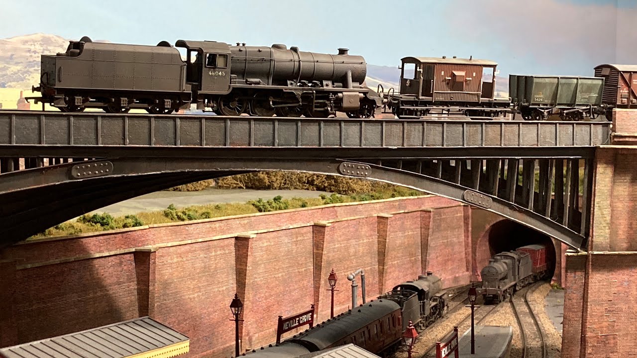 SIX STEAM SPECTACULAR: With Banking, Clanking and Synchronised Sound!