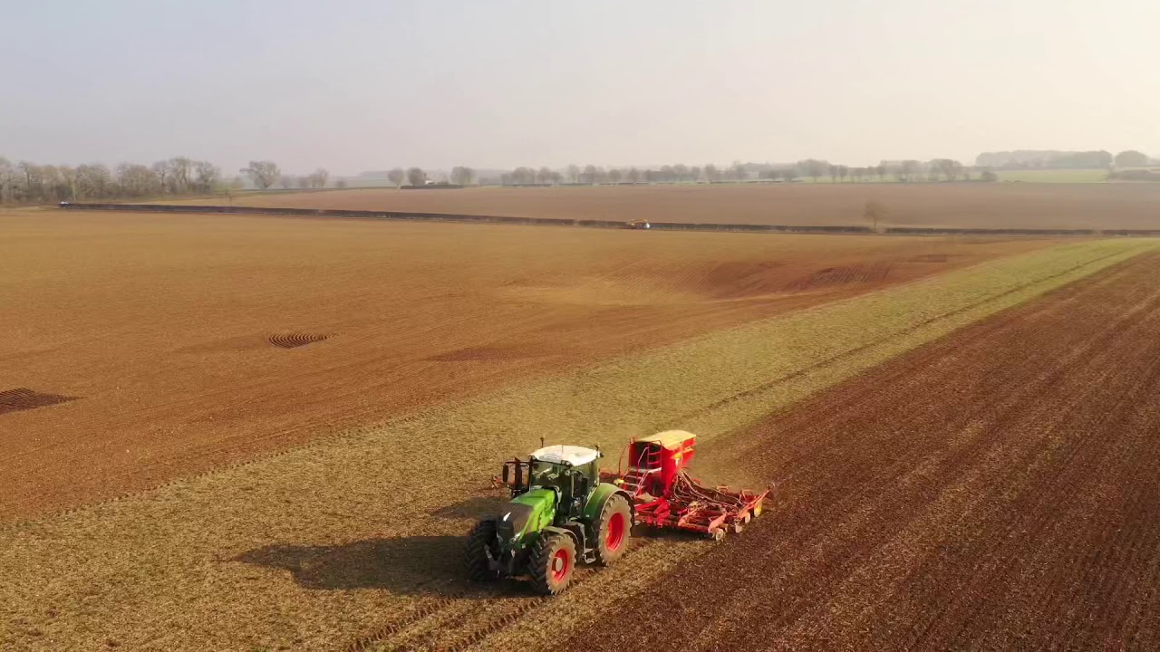 Fendt 930 Vario tractor drilling spring barley with Vaderstad Rapid A 600S on Farm in Lincolnshire