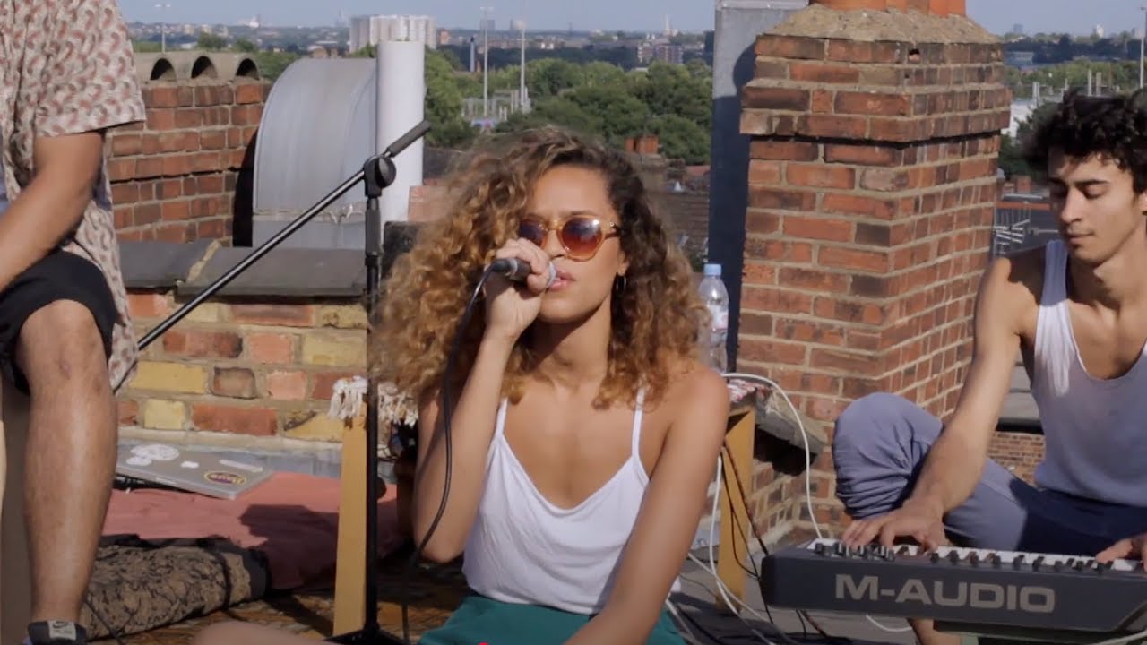 Izzy Bizu - Fools Gold (Rooftop Sessions)
