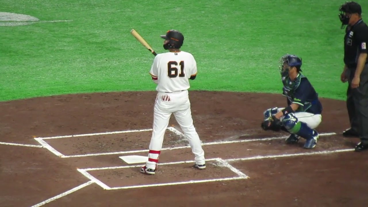 打席へ向かう増田陸のルーティン＜読売ジャイアンツ 対 ヤクルトスワローズ 2026年3月17日＞