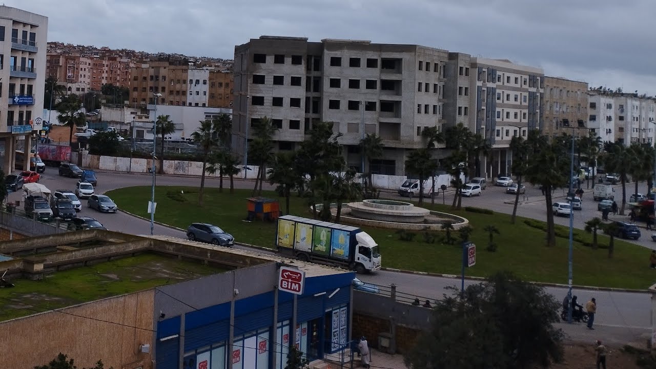 سحب ثقيلة ورياح قوية وأجواء باردة في مدينة الدار البيضاء هذه الأثناء نسأل الله السلامة