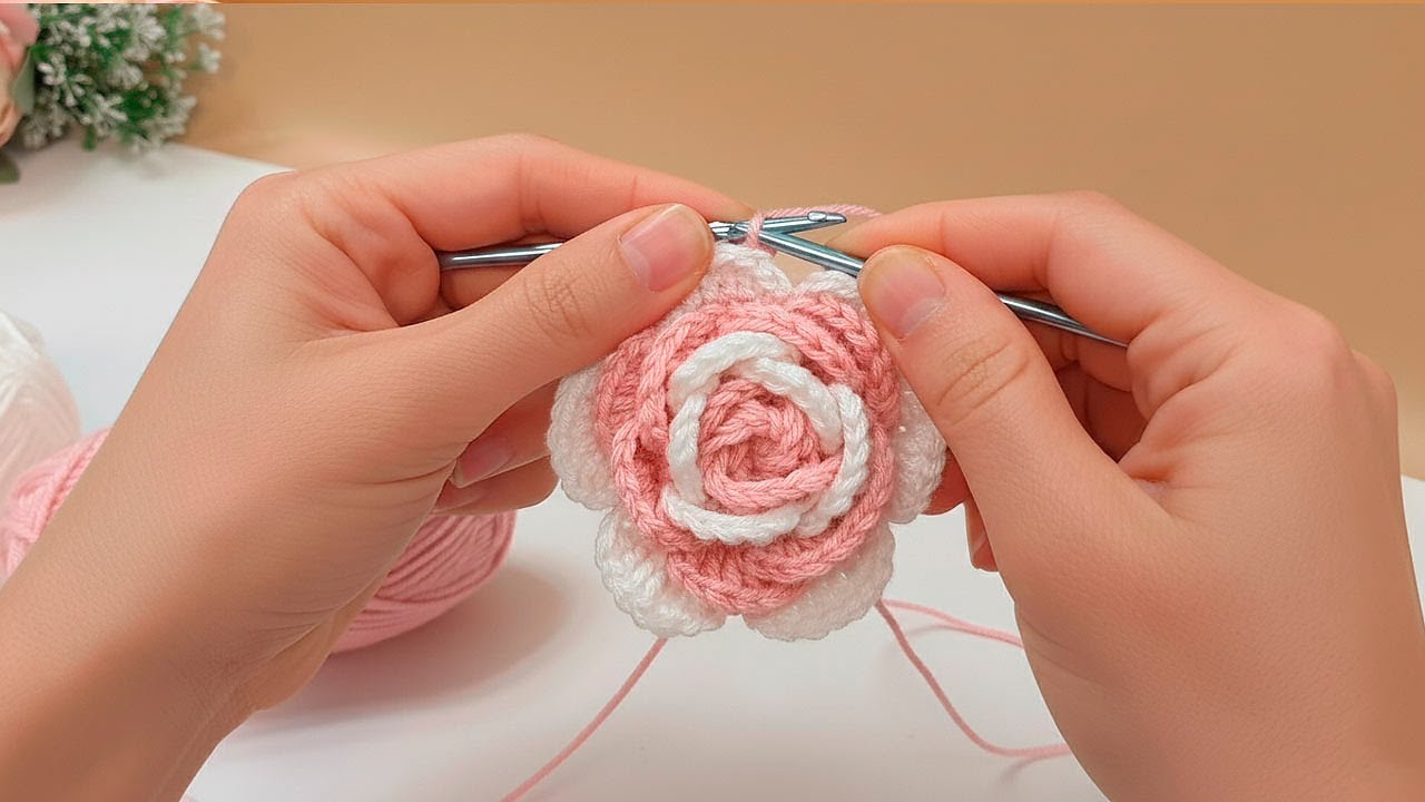 WOW! 😍  A CHIC HOME DECOR PROJECT USING YARN FLOWERS! 🧶 EASY DIY IDEA!