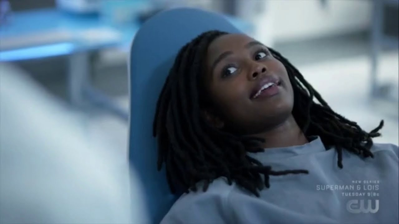Black Lightning 4x06 Lynn examines Jennifer