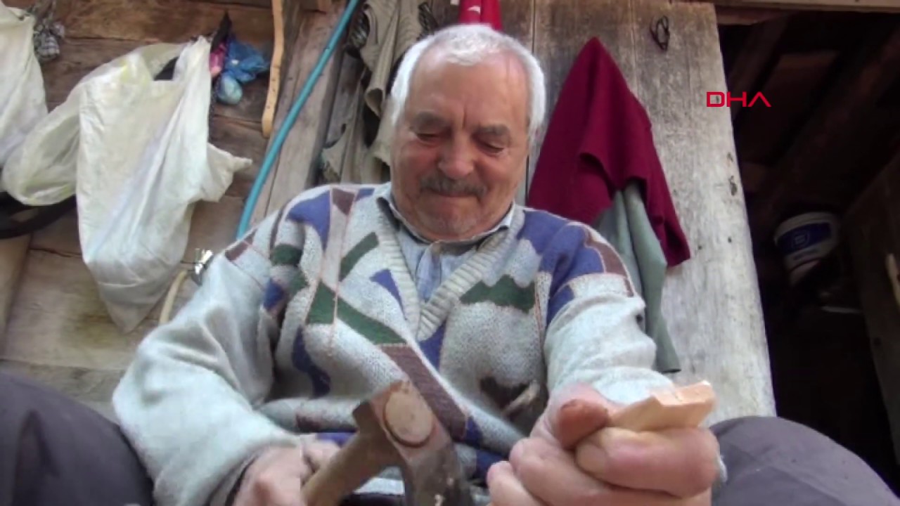 Emekli oldu, köyüne yerleşip kaşık yapıyor