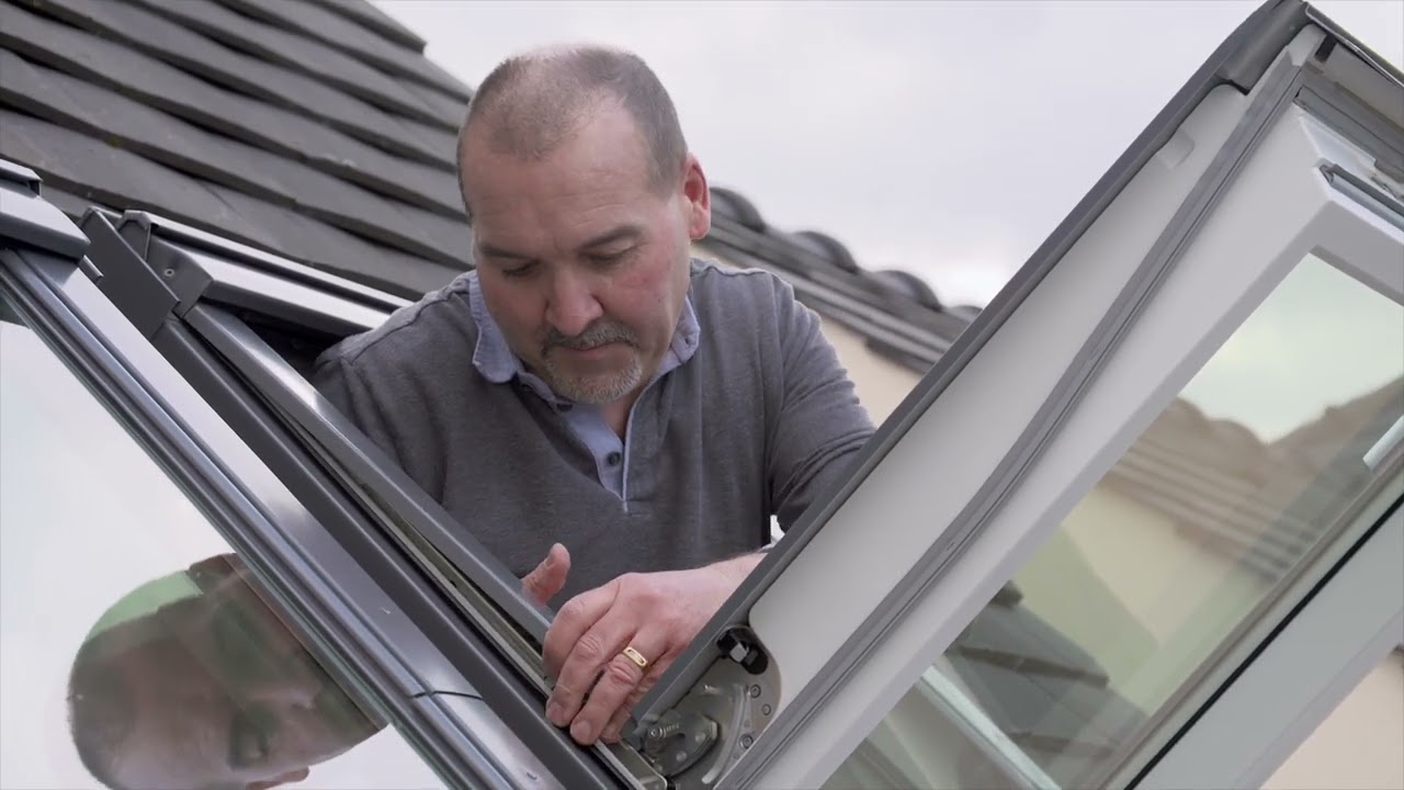A VELUX napelemes hővédő fényzáró roló felszerelése - VELUX