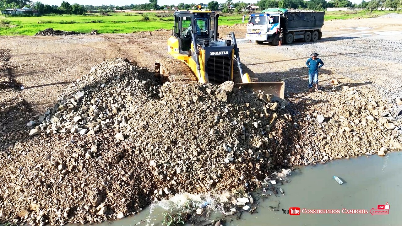 Perform Land Clearing Job! Shantui Dozer Pushing Gravel Fast & 25-Ton Trucks Fill Site