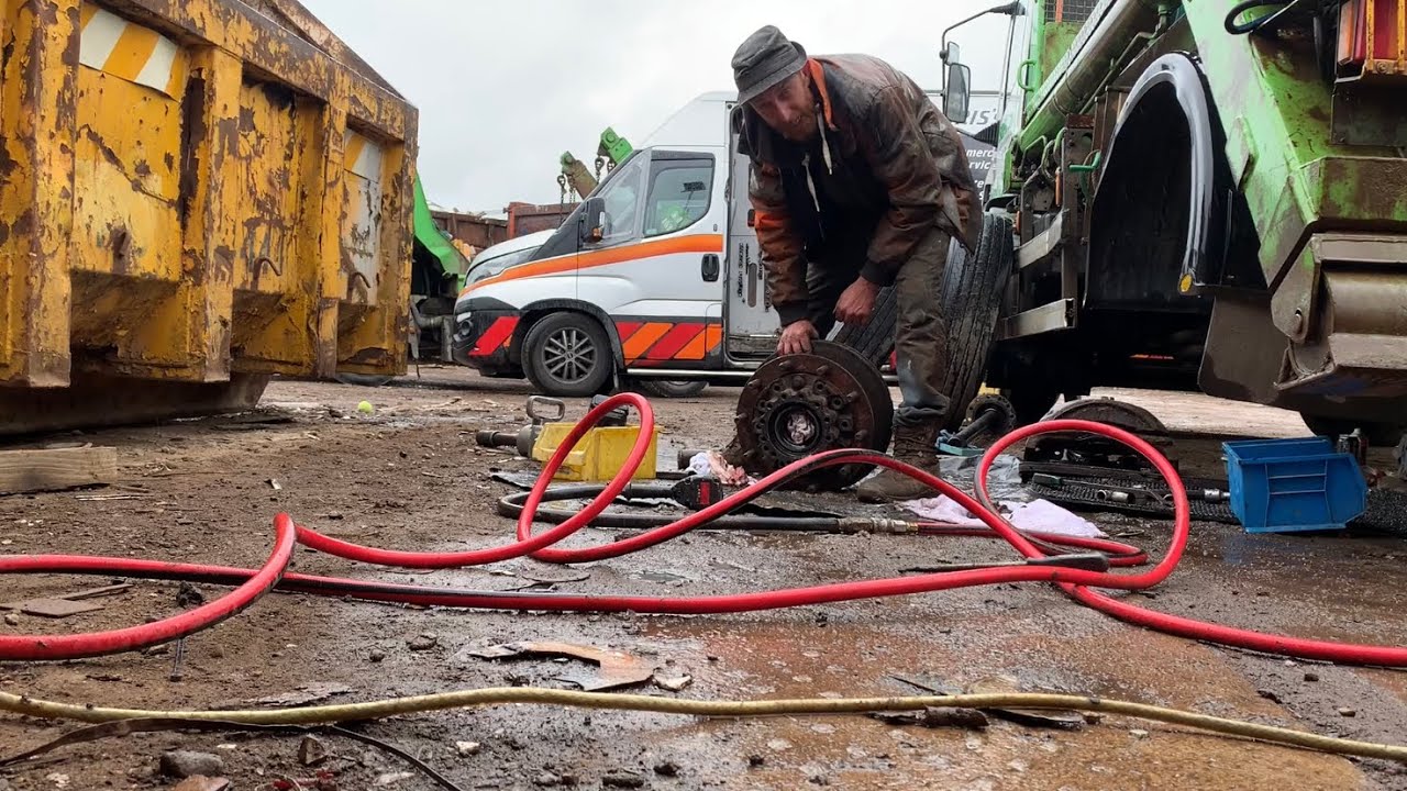 Weather struggle! Iveco rear discs and pads, always remove all mounting bolts mobile truck mechanic