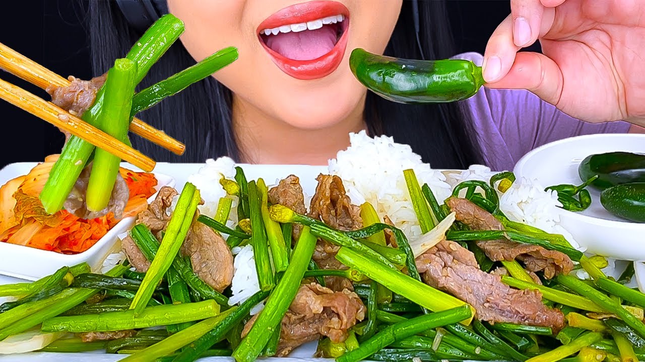 ASMR BEEF AND GARLIC SCAPES STIRY FRY + SPICY PEPPERS (ASMR PHAN)