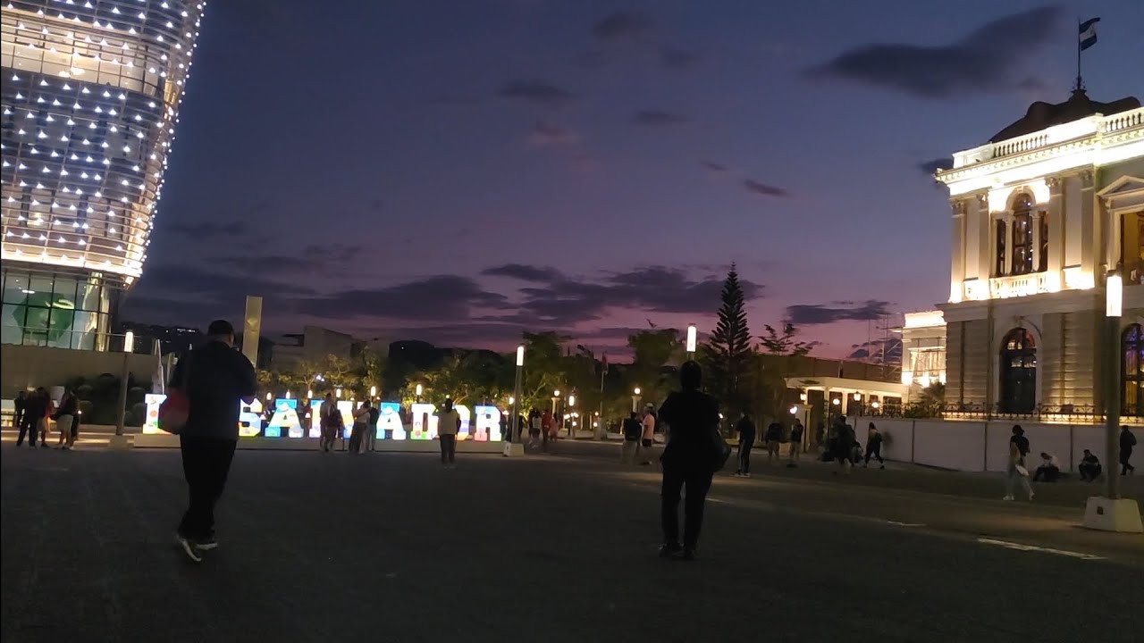 Como es la vida En: El Centro📍De  San Salvador El Salvador 🇸🇻🇸🇻🇸🇻🇸🇻. En primer plano 🍿