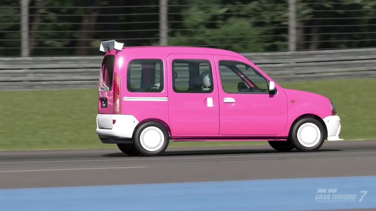 Renault Kangoo Fährt Rückwärts auf der Rennstrecke