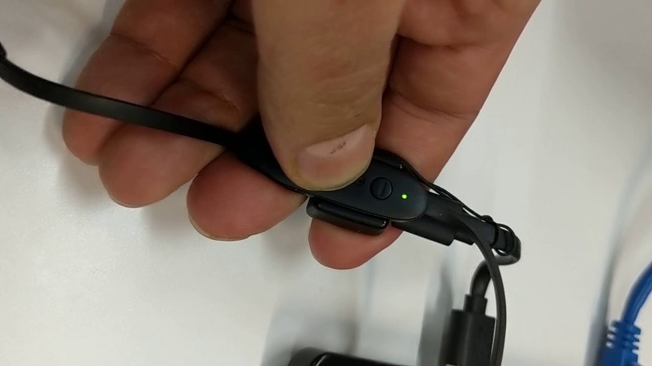 Jaybird x4  does not power on and the green light comes on when I try to charge.