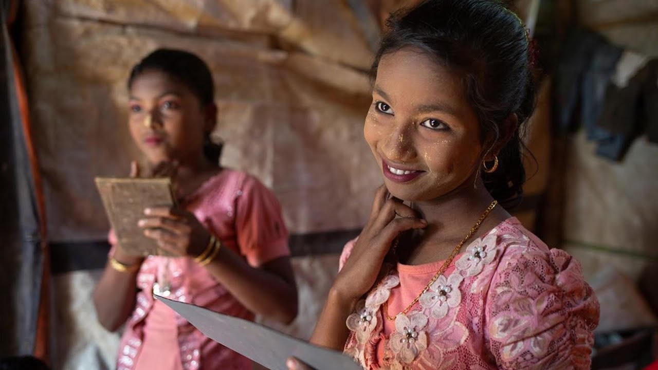 Rohingya girls find joy in make-up in Cox's Bazar