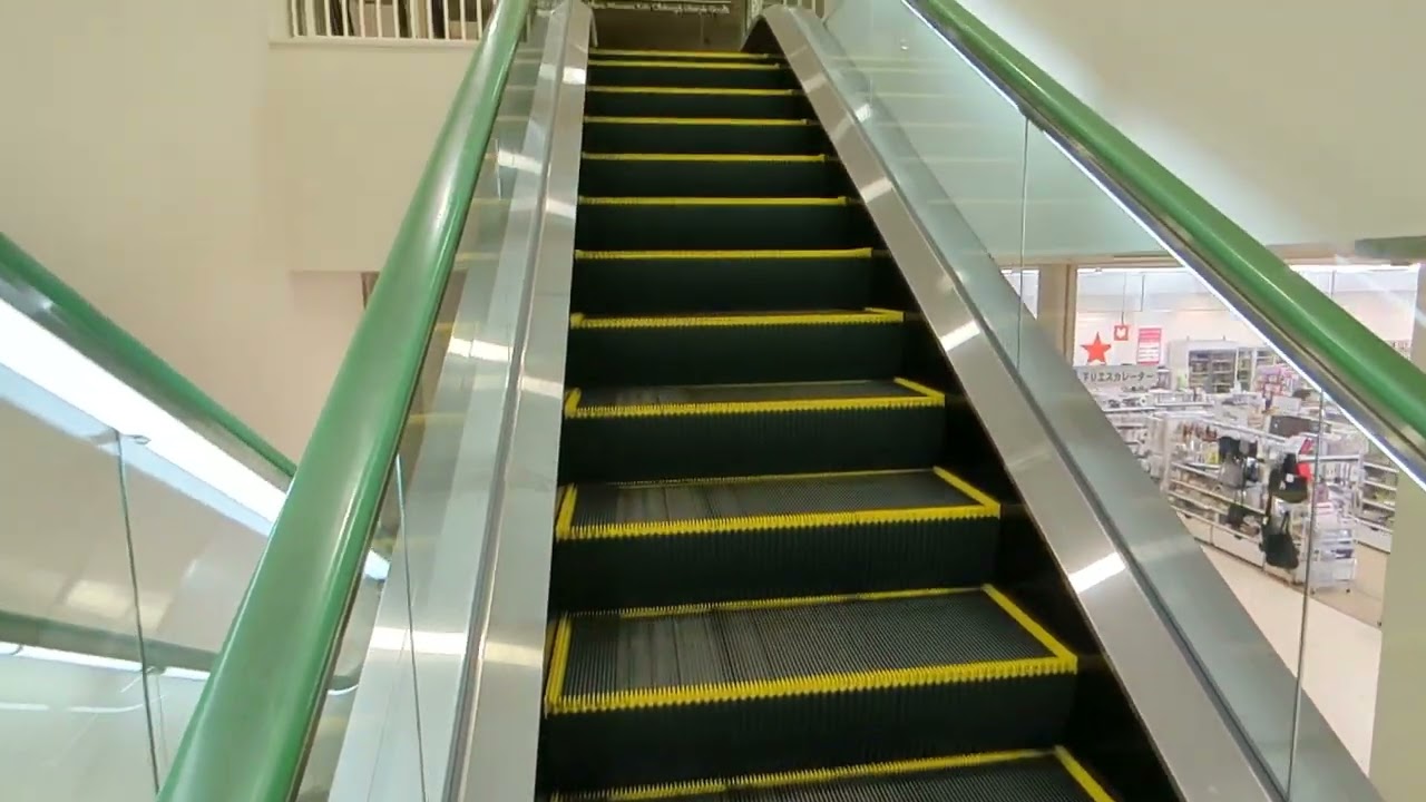 マックスバリュ熱海店　エスカレーター