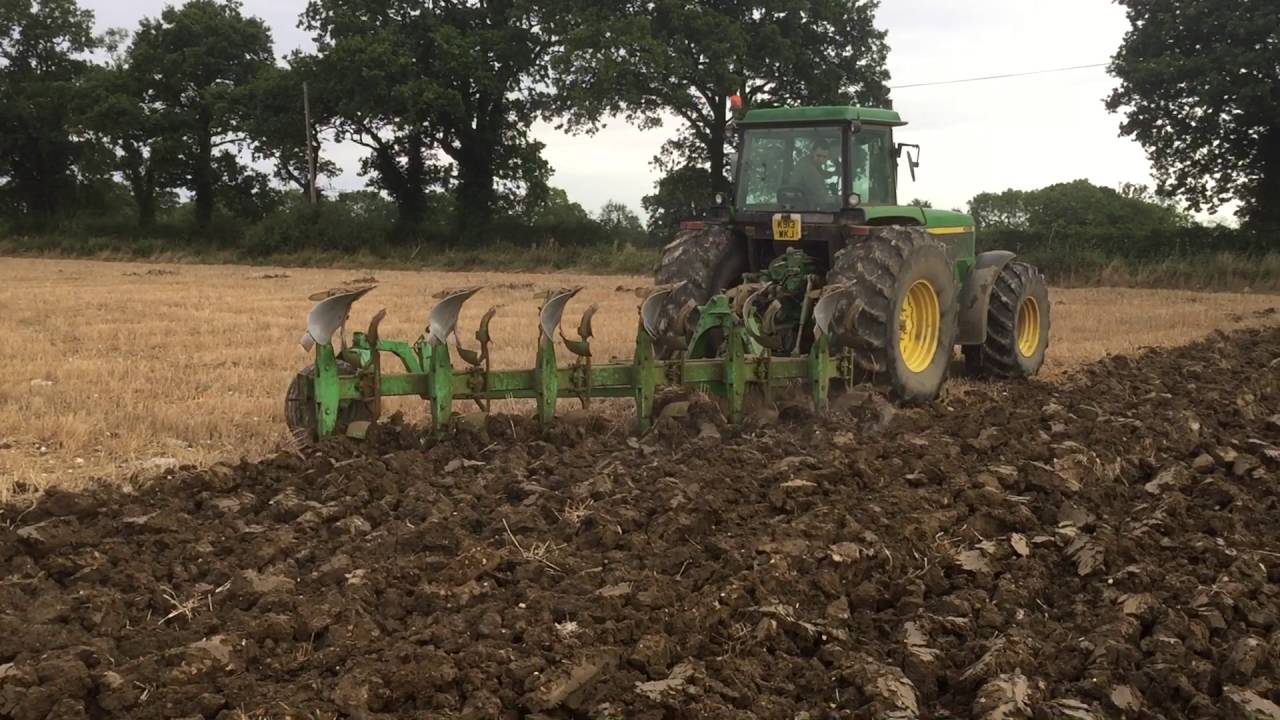 John Deere 4955 Ploughing with Dowdeswell DP1