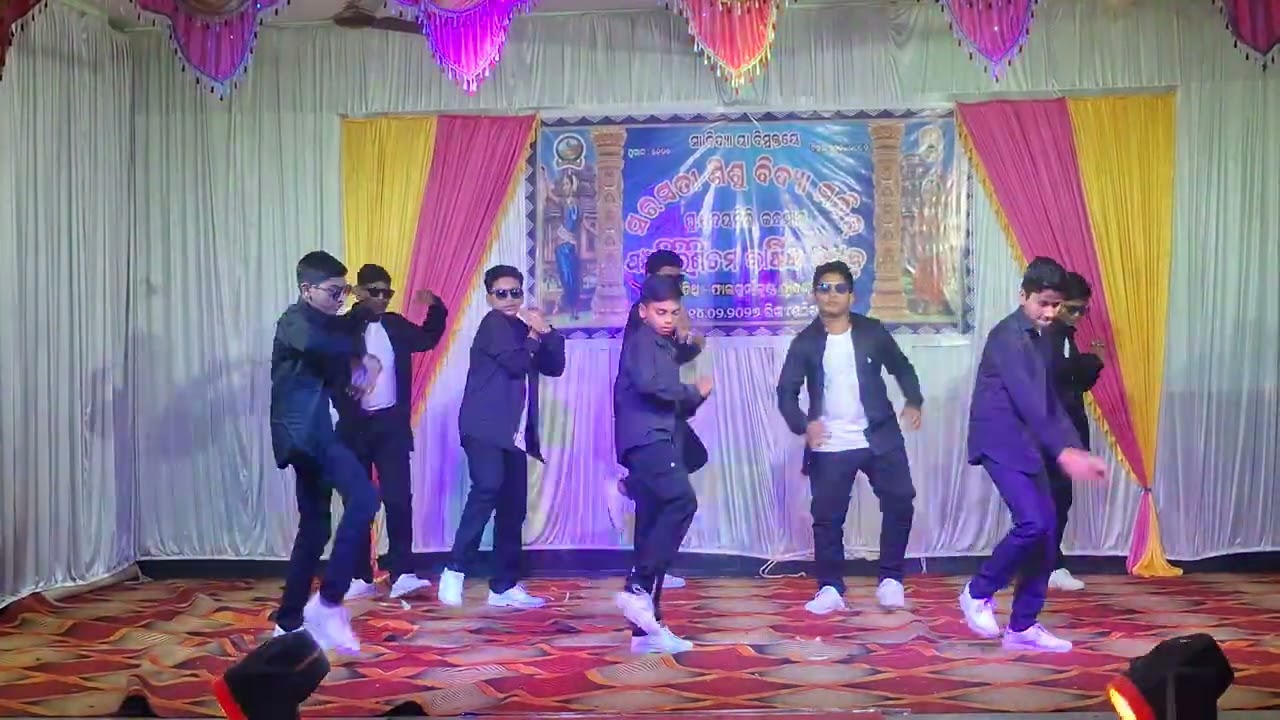 @Anita utube vedios # utubevedios#viral vedios#first class dance 🕺 ♥️ 👌 🎶 # Royal looks# 👓 🤍🖤 